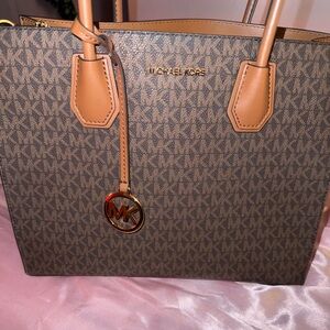 Like NEW MK purse.